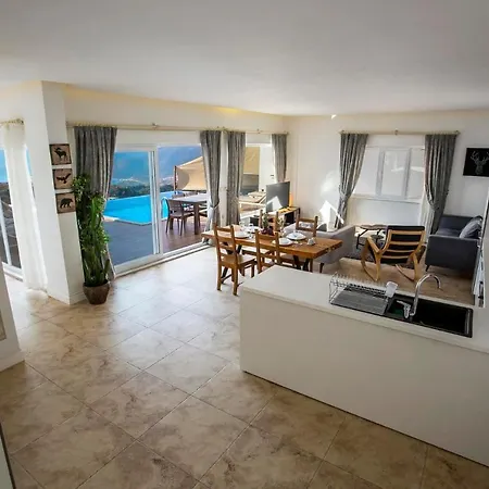 Sleeps 6 Pool Air Con Wifi *