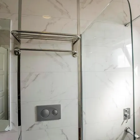 Sleeps 6 Pool Air Con Wifi