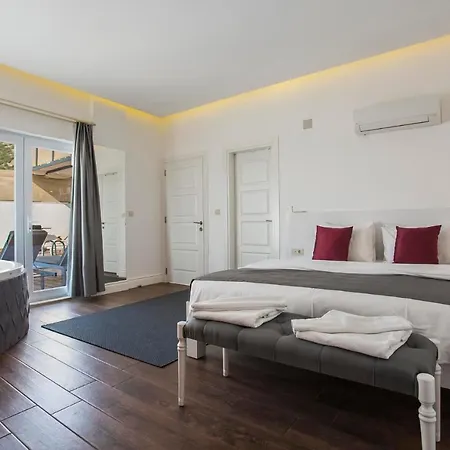 Sleeps 6 Pool Air Con Wifi