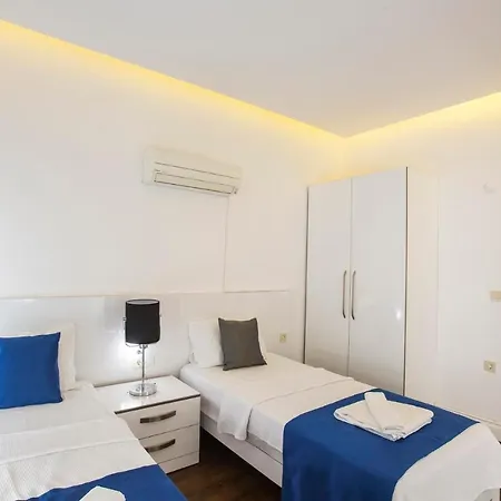 Villa Sleeps 6 Pool Air Con Wifi